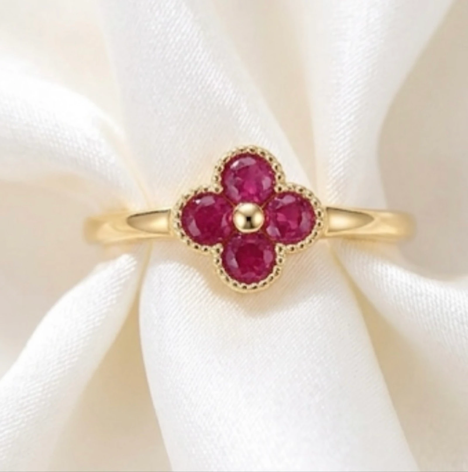 Bague dorée motif trèfle / fleu